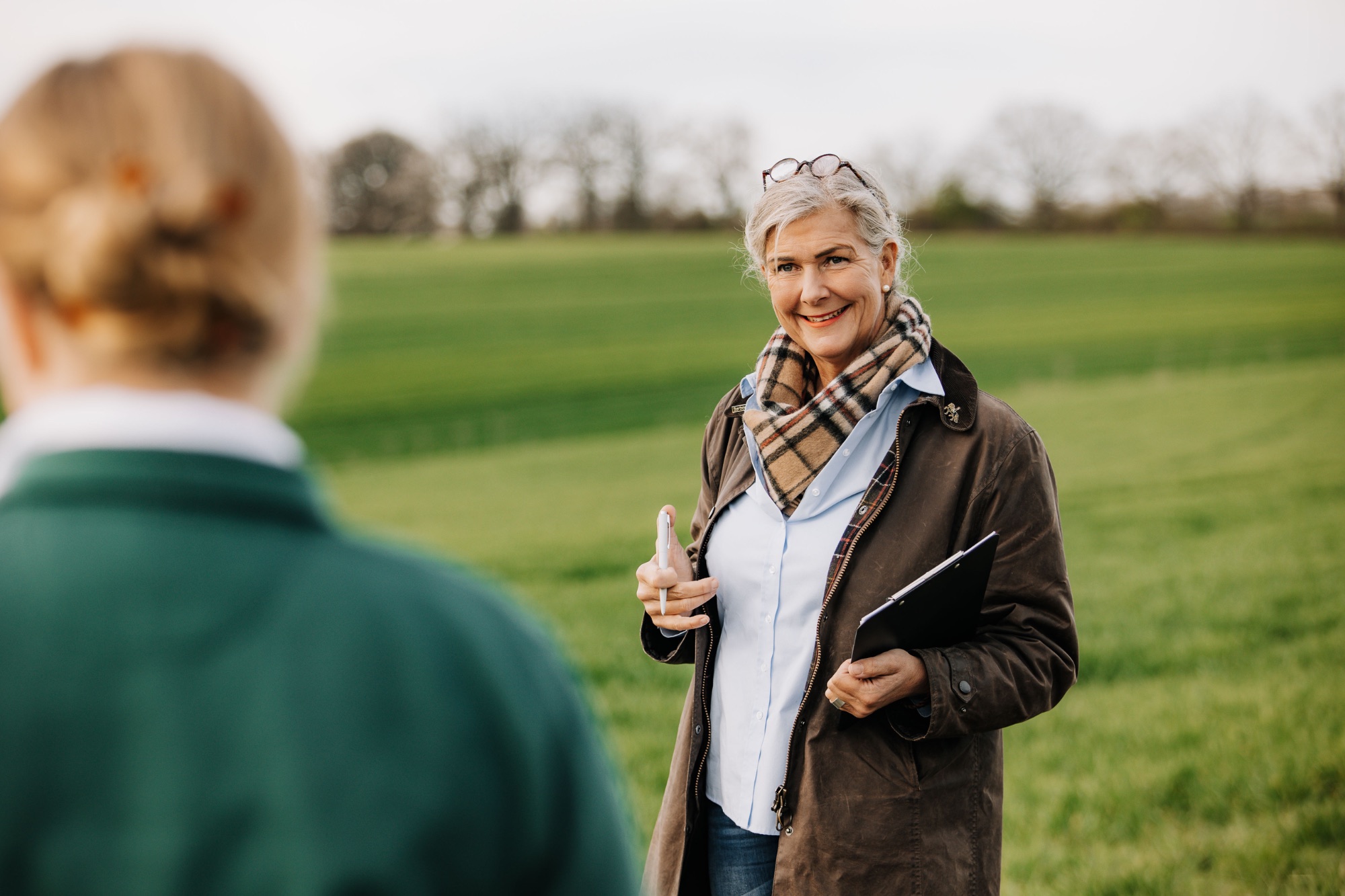 Birgit Knopfe auf landwirtschaftlicher Fläche
